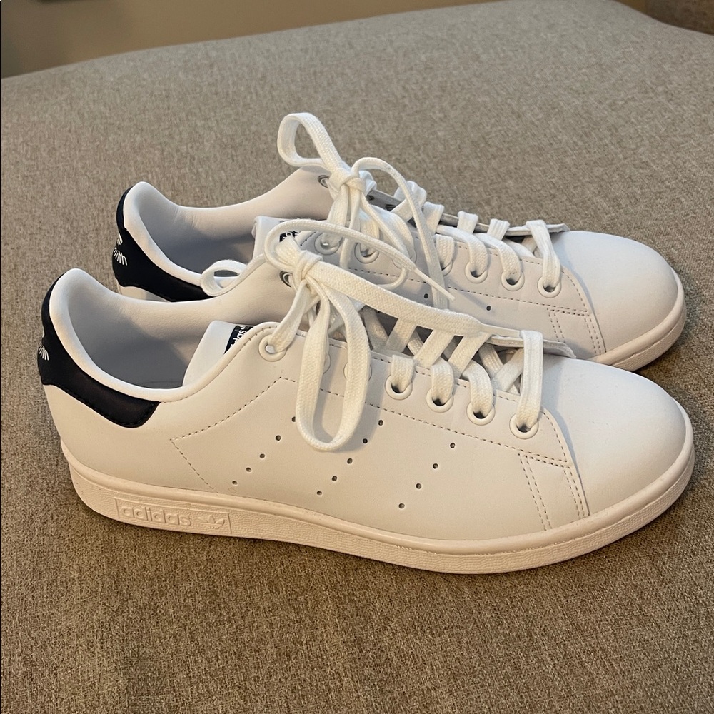 Adidas Stan Smith Sneakers in White w/ Navy-Size 6.5 but Fits 7.5-8. Run Large